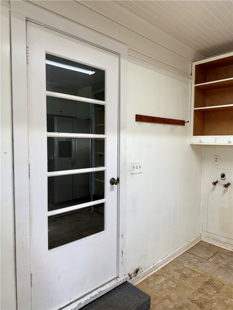 4010 Lowman Street Corpus Christi, TX 78411 - Photo 30 of 33 UTILITY ROOM TO KITCHEN