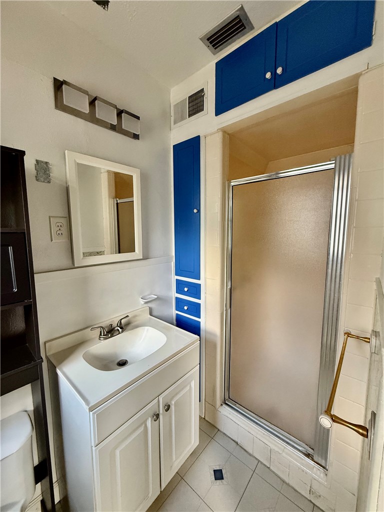 4010 Lowman Street Corpus Christi, TX 78411 - Photo 10 of 33 PRIMARY BEDROOM ENSUITE BATHROOM