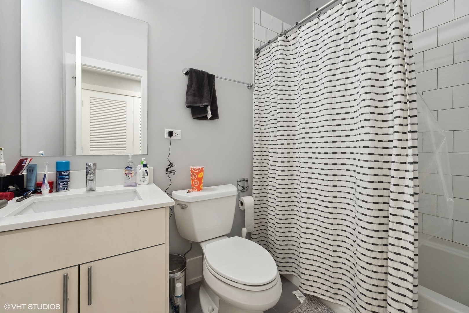 3719 North Seminary Avenue Chicago, IL 60613 - Photo 25 of 26 a bathroom with a toilet a sink and mirror