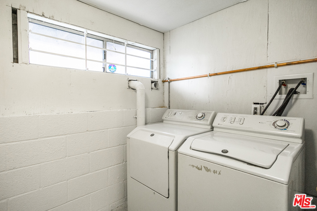 1085 West Kensington Road Los Angeles, CA 90026 - Photo 21 of 23 a utility room with dryer and washer