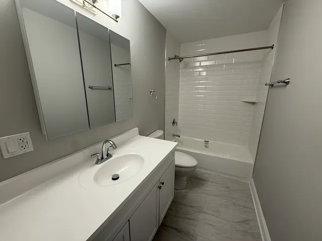 $2,700 | 744 West Gordon Terrace, Unit 306, Chicago, IL 60613