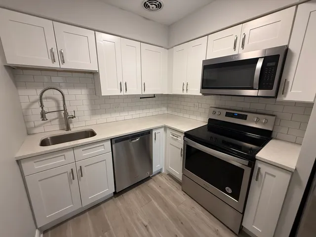 $2,700 | 744 West Gordon Terrace, Unit 306, Chicago, IL 60613
