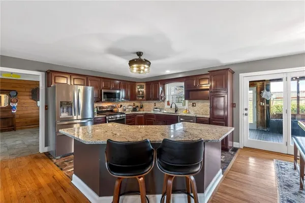 $850,000 | 611 Winnebago Drive, Lake Winnebago, MO 64034