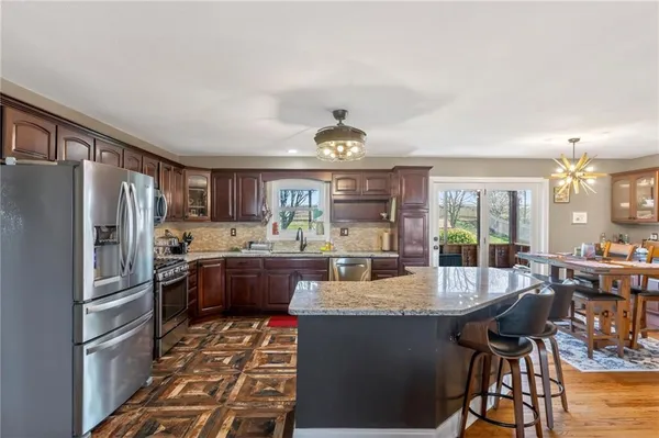 $850,000 | 611 Winnebago Drive, Lake Winnebago, MO 64034