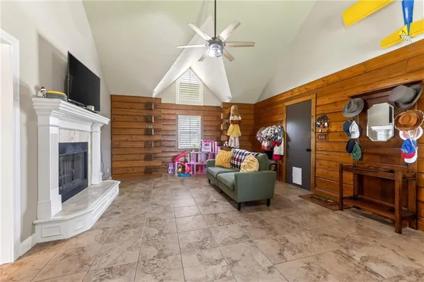 $850,000 | 611 Winnebago Drive, Lake Winnebago, MO 64034