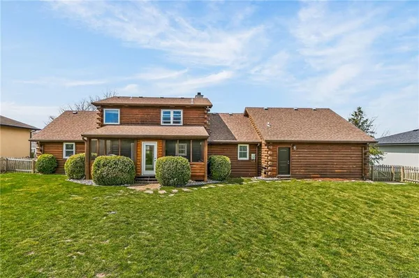 $850,000 | 611 Winnebago Drive, Lake Winnebago, MO 64034