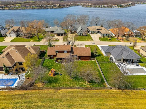 $850,000 | 611 Winnebago Drive, Lake Winnebago, MO 64034