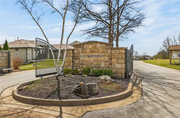 $850,000 | 611 Winnebago Drive, Lake Winnebago, MO 64034