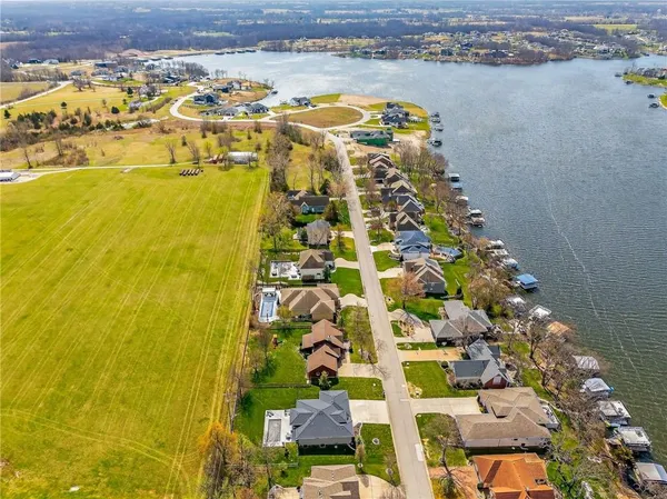 $850,000 | 611 Winnebago Drive, Lake Winnebago, MO 64034