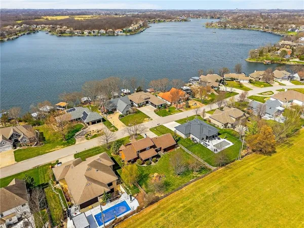$850,000 | 611 Winnebago Drive, Lake Winnebago, MO 64034