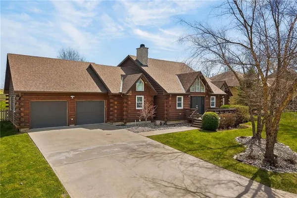 $850,000 | 611 Winnebago Drive, Lake Winnebago, MO 64034