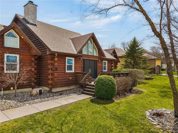 $850,000 | 611 Winnebago Drive, Lake Winnebago, MO 64034