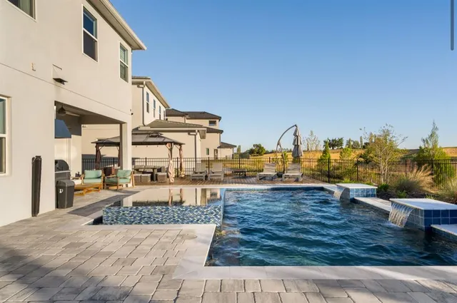 a view of a very nice looking building