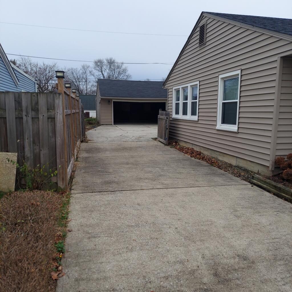 4633 Annhurst Road Columbus, OH 43228 - Photo 2 of 24 EF754369-0CEB-4514-B151-6B0E8F7556D4