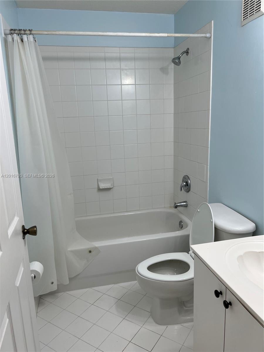 2931 Southeast 12th Road, Unit 20455 Homestead, FL 33035 - Photo 9 of 12 a bathroom with a toilet a sink and bathtub