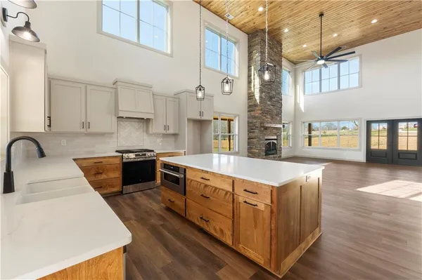 $975,000 | 829 Northwest 1001st Road, Odessa, MO 64076