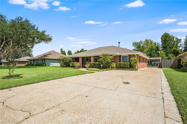 $329,000 | 305 Devon Road, Laplace, LA 70068