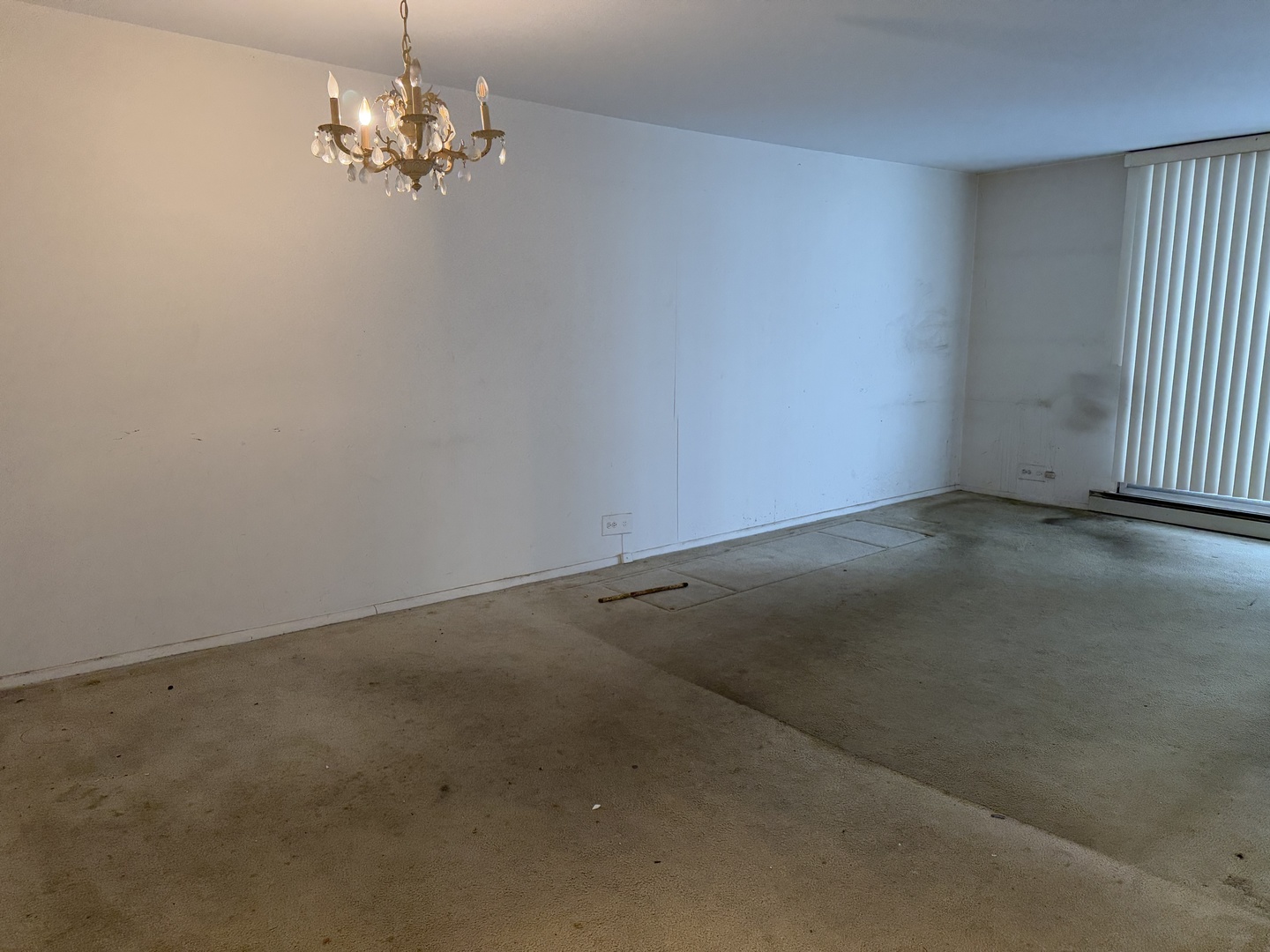 6007 North Sheridan Road, Unit 20H Chicago, IL 60660 - Photo 2 of 13 a view of empty room with window