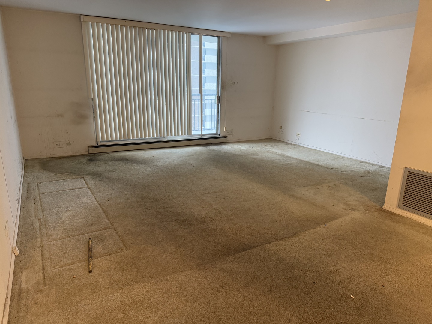6007 North Sheridan Road, Unit 20H Chicago, IL 60660 - Photo 3 of 13 an empty room with windows