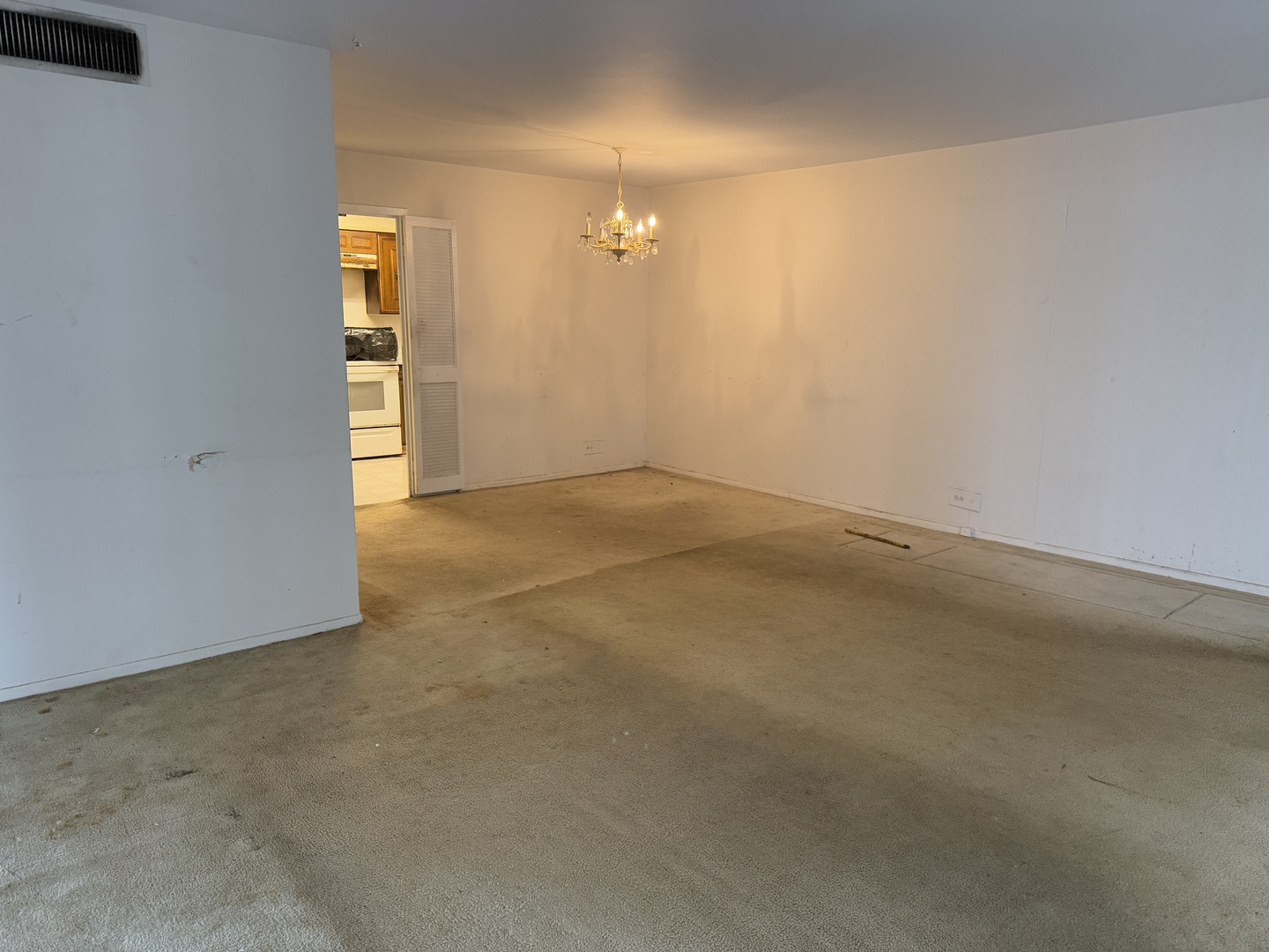 6007 North Sheridan Road, Unit 20H Chicago, IL 60660 - Photo 4 of 13 an empty room with closet and windows