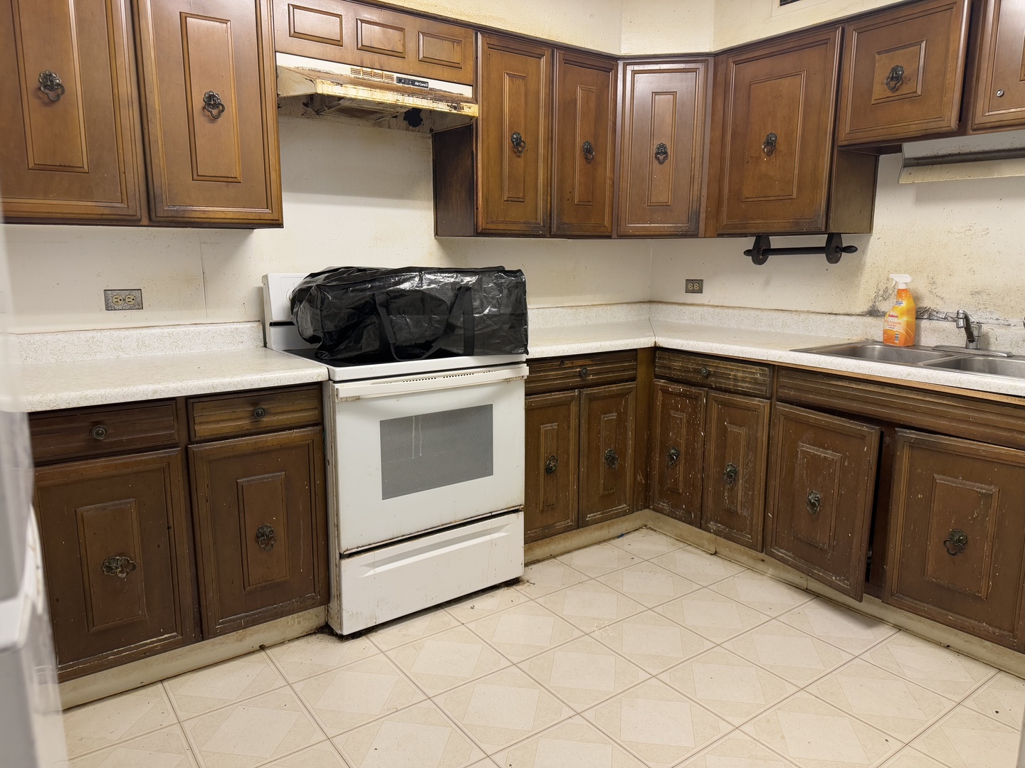 6007 North Sheridan Road, Unit 20H Chicago, IL 60660 - Photo 6 of 13 a kitchen with a cabinets and white stove