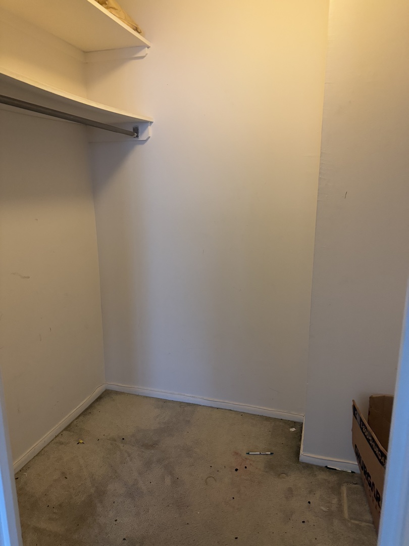 6007 North Sheridan Road, Unit 20H Chicago, IL 60660 - Photo 10 of 13 a view of a small space