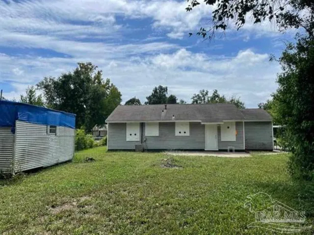 a view of a house with a yard