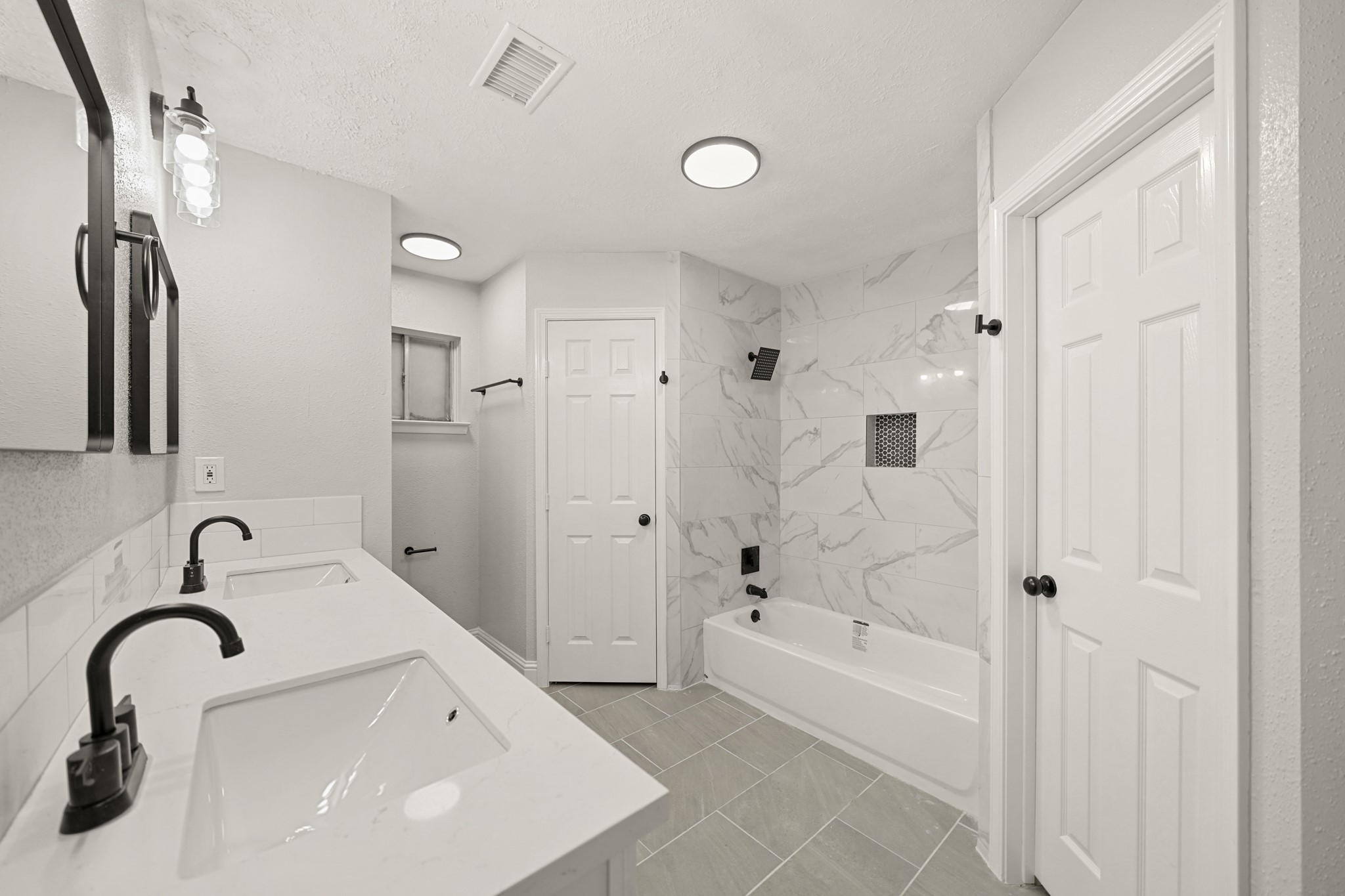 3623 Peachstone Place Spring, TX 77389 - Photo 17 of 20 a bathroom with a tub sink and mirror