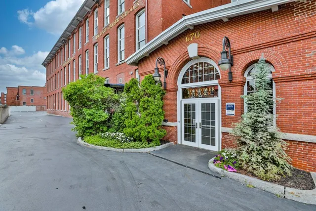 $2,455 | 670 North Commercial Street, Unit 2, Manchester, NH 03101