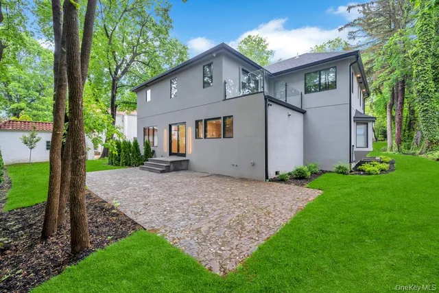 a view of a yard in front of house