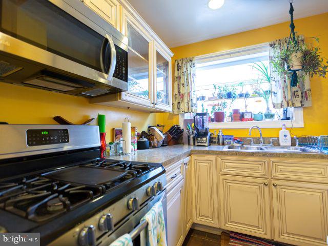 6617 Lotus Road Philadelphia, PA 19151 - Photo 8 of 23 Gallery Image 8