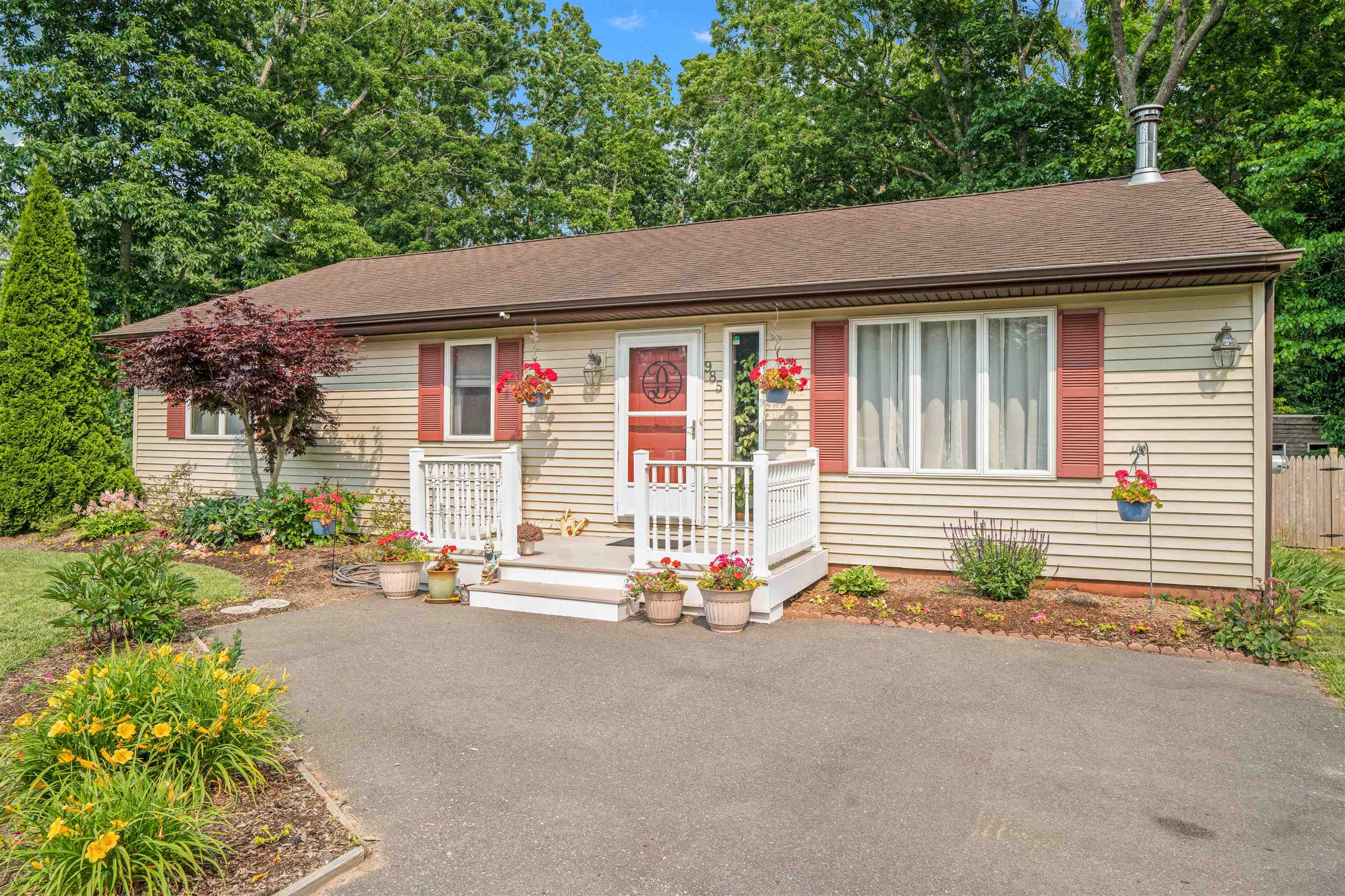 985 Tecumseh Road Erma, NJ 08204 - Photo 5 of 29 a backyard of a house with yard and outdoor seating