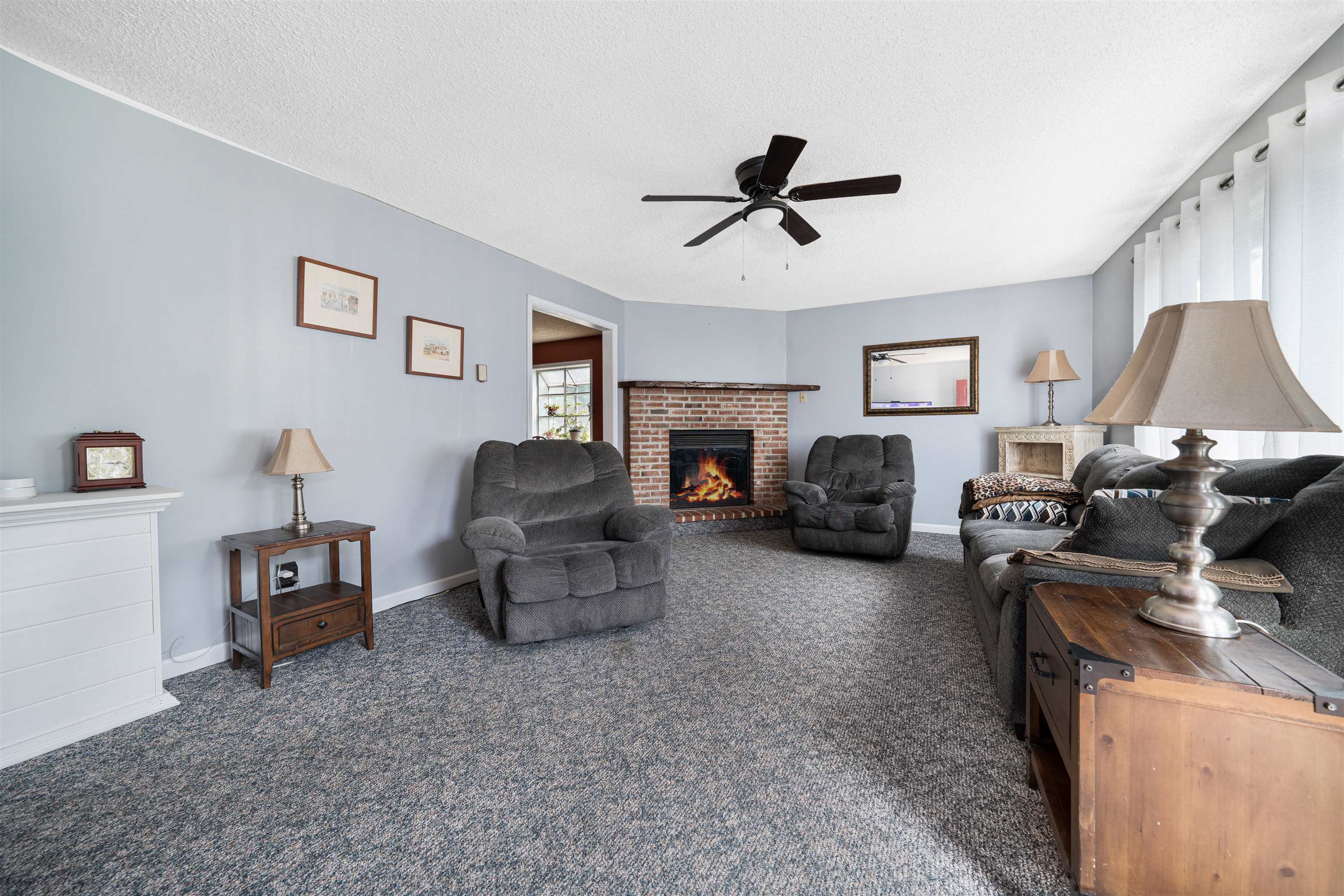 985 Tecumseh Road Erma, NJ 08204 - Photo 10 of 29 a living room with furniture and a flat screen tv