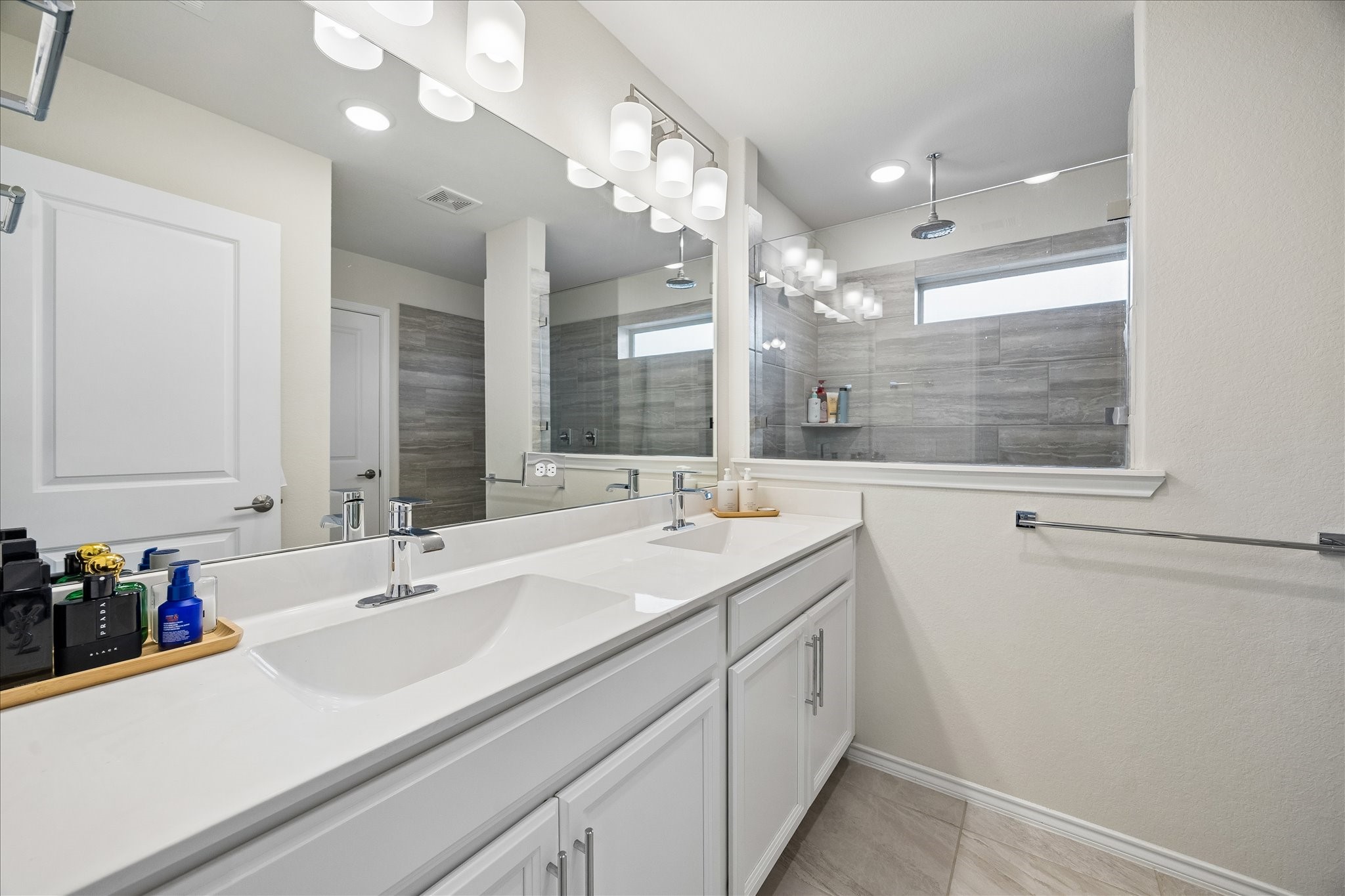 4026 Delta Rose Street Houston, TX 77018 - Photo 17 of 44 Primary en suite bathroom with dual vanities, quartz countertops and generous storage.