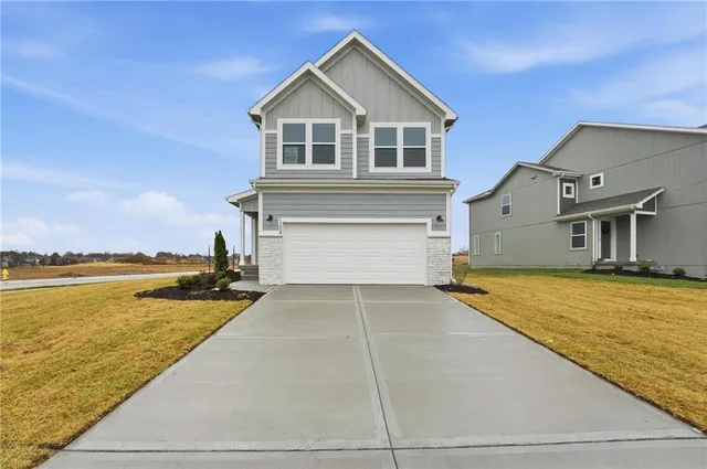 $371,143 | 1304 Southeast Windbreak Drive, Lee's Summit, MO 64081