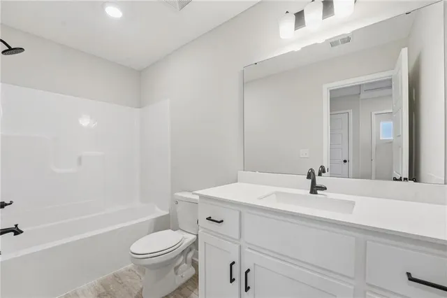 $371,143 | 1304 Southeast Windbreak Drive, Lee's Summit, MO 64081