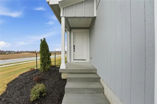 $371,143 | 1304 Southeast Windbreak Drive, Lee's Summit, MO 64081