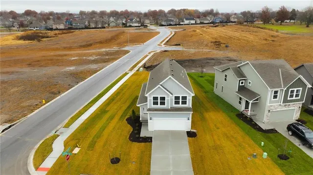 $371,143 | 1304 Southeast Windbreak Drive, Lee's Summit, MO 64081