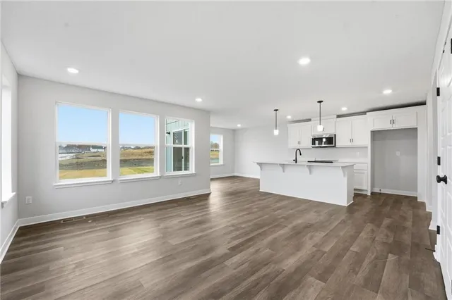 $371,143 | 1304 Southeast Windbreak Drive, Lee's Summit, MO 64081