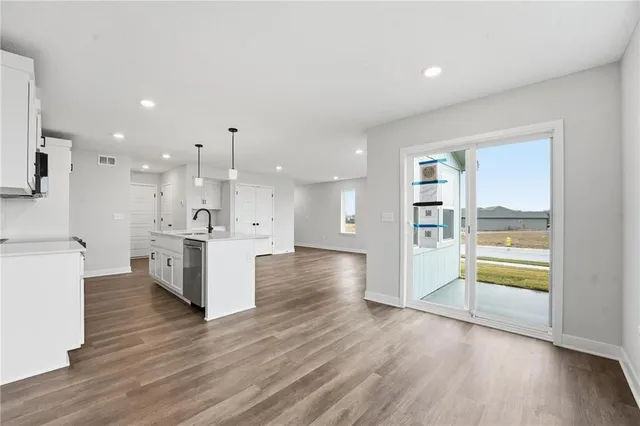 $371,143 | 1304 Southeast Windbreak Drive, Lee's Summit, MO 64081