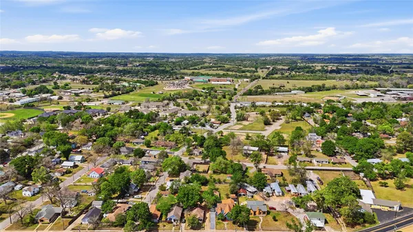 $260,000 | 805 East Academy Street, Brenham, TX 77833