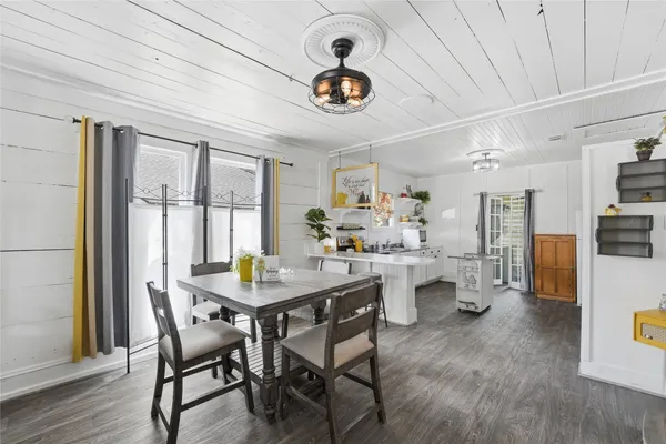 $260,000 | 805 East Academy Street, Brenham, TX 77833