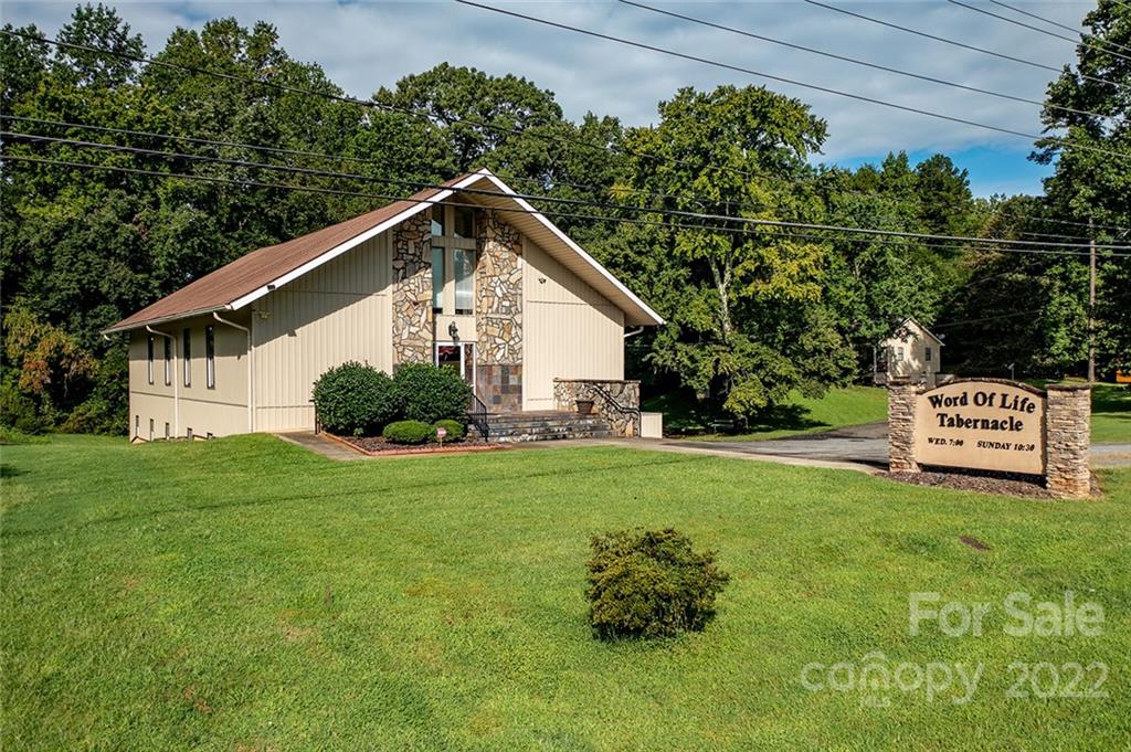 a view of a house with a yard