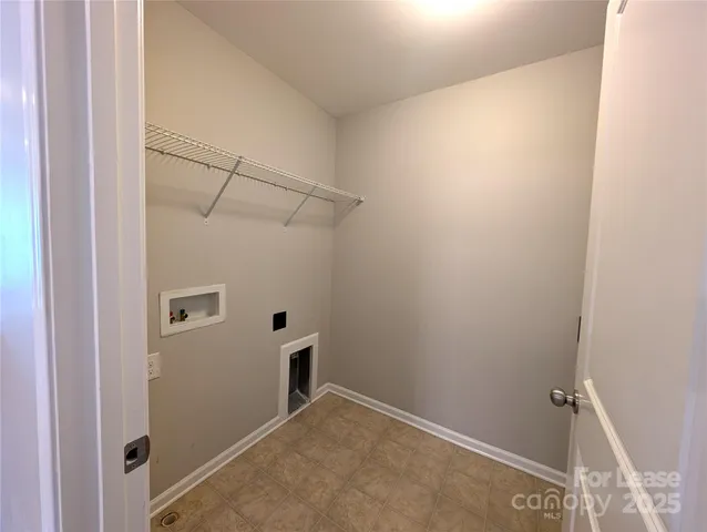 a view of a house with yard and plants