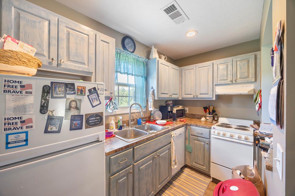 475 Rock Church Road Junction City, GA 31812 - Photo 80 of 83 Kitchen inside the guest house.