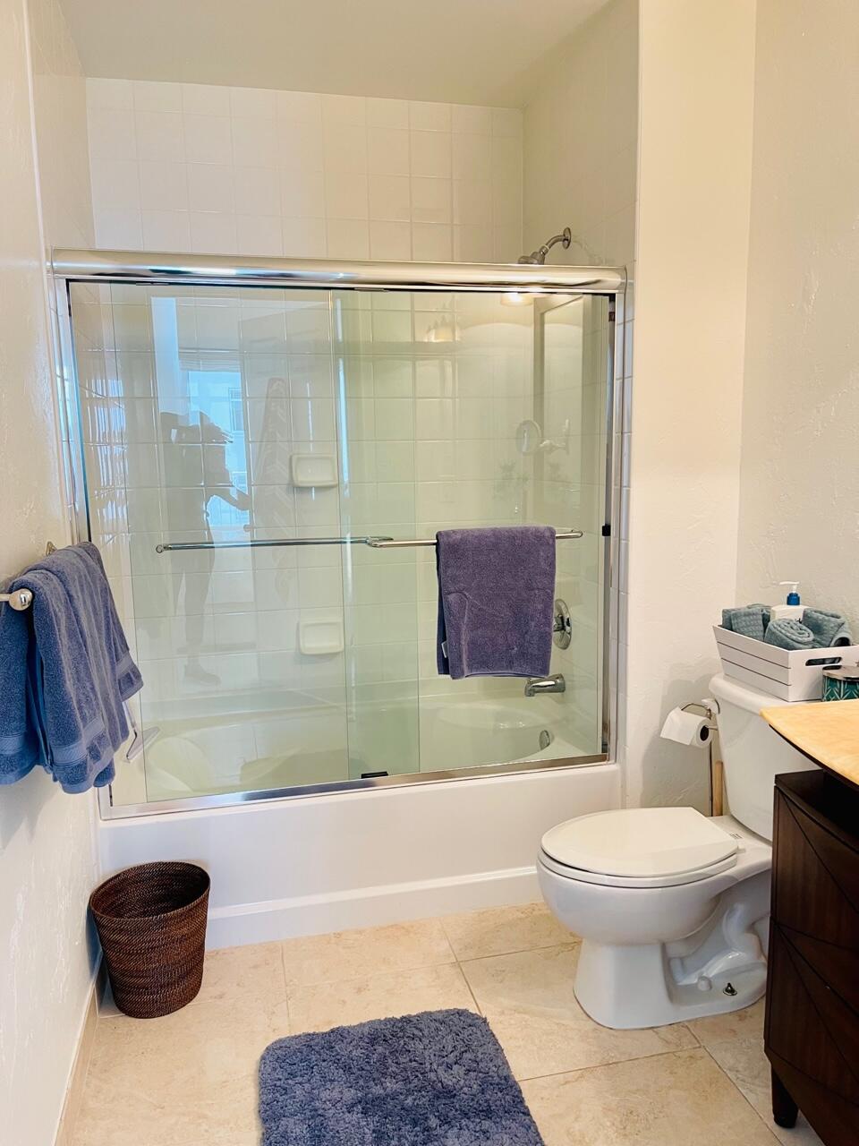 255 Evernia Street, Unit 407 West Palm Beach, FL 33401 - Photo 21 of 31 a bathroom with a toilet a sink and a bathtub