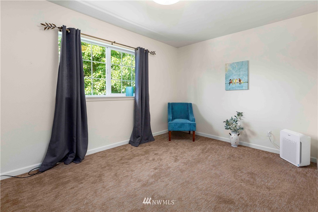 9451 Avon Allen Road Bow, WA 98232 - Photo 28 of 40 a room with a window