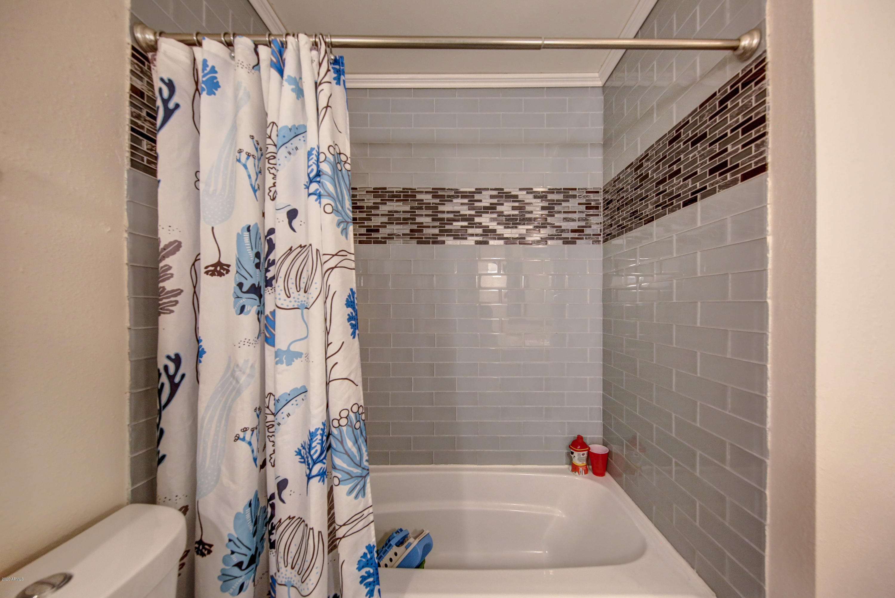 22 East Del Rio Drive Tempe, AZ 85282 - Photo 20 of 22 hall bath tub shower