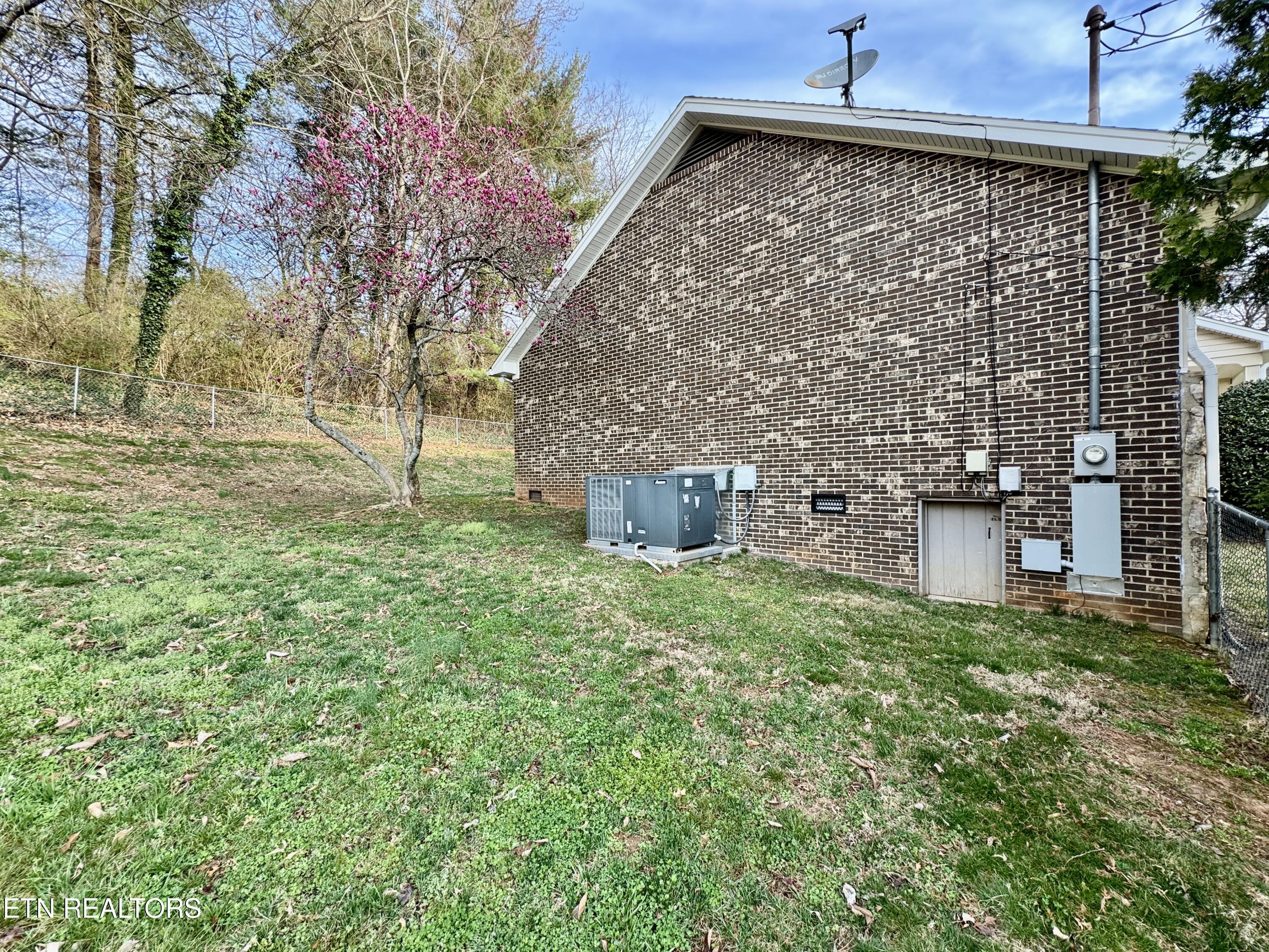 5913 Wassman Road Knoxville, TN 37912 - Photo 4 of 60 4