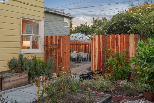 a view of a house with backyard and garden